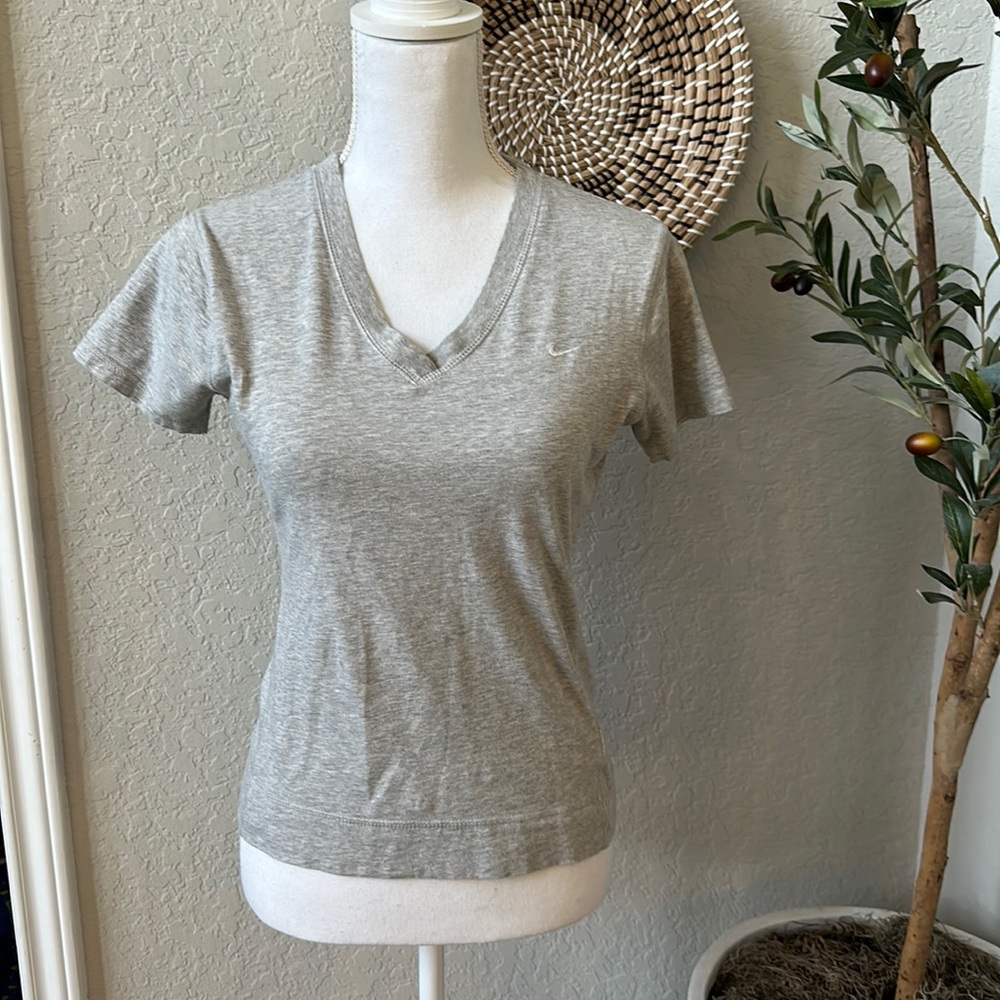 Nike Women’s Classic Grey Poly Cotton V-Neck Tee Embroidered Logo Size Medium